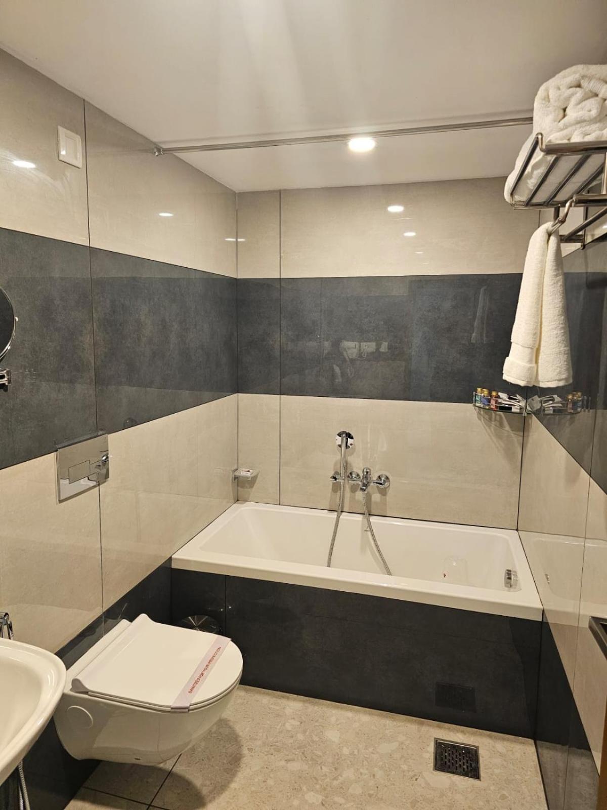 Pearl Residency Hotel Ayoor Екстериор снимка